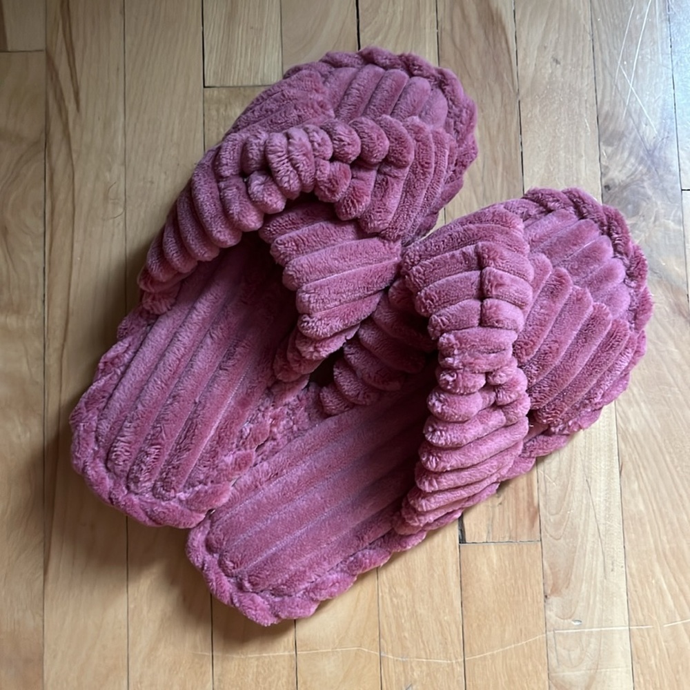 BRAND NEW - sandal slippers in fuzzy pink fabric